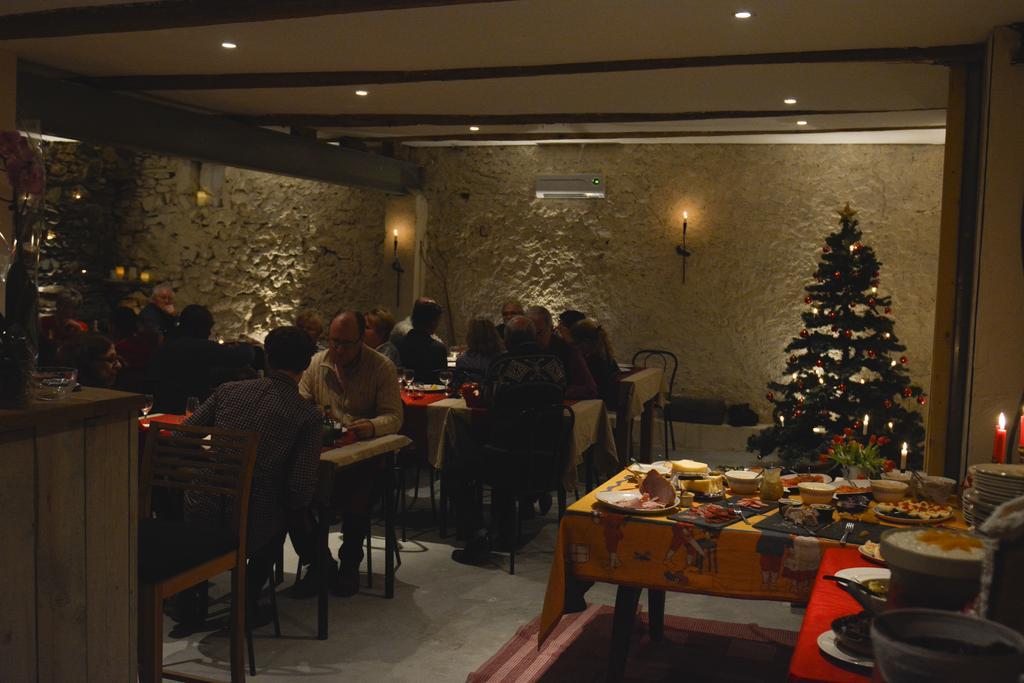 מלון Saint-Nazaire-de-Ladarez Chez Les Amis מראה חיצוני תמונה
