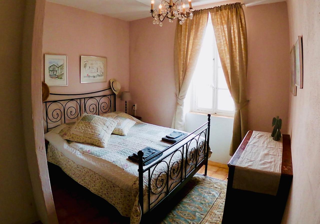 מלון Saint-Nazaire-de-Ladarez Chez Les Amis מראה חיצוני תמונה